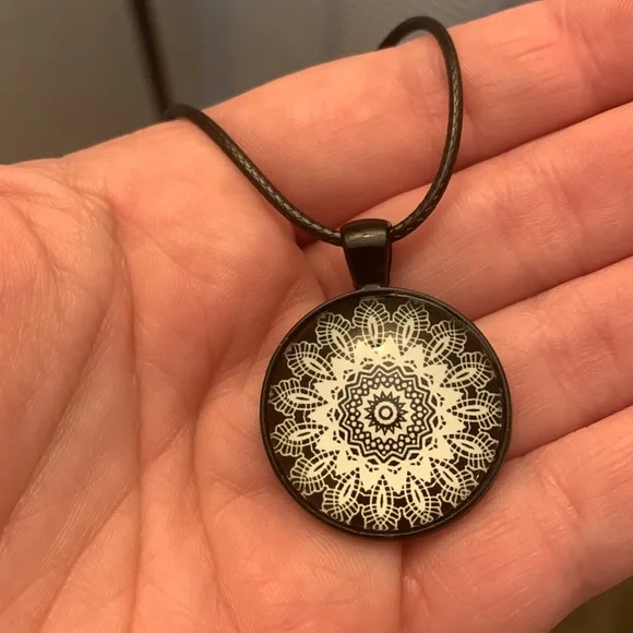 🖤 Black & White Handmade Mandala Cabochon Pendant Necklace - Picture 4 of 4
